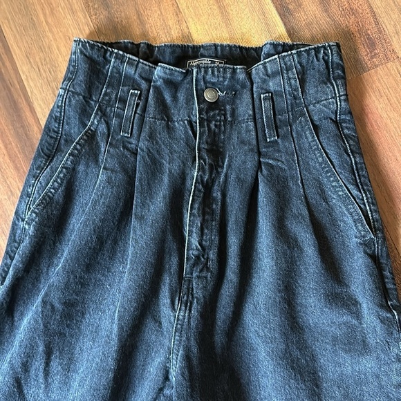 Abercrombie & Fitch A&F High Rise Black Mom Jean Size 26 2 Short - Picture 2 of 11